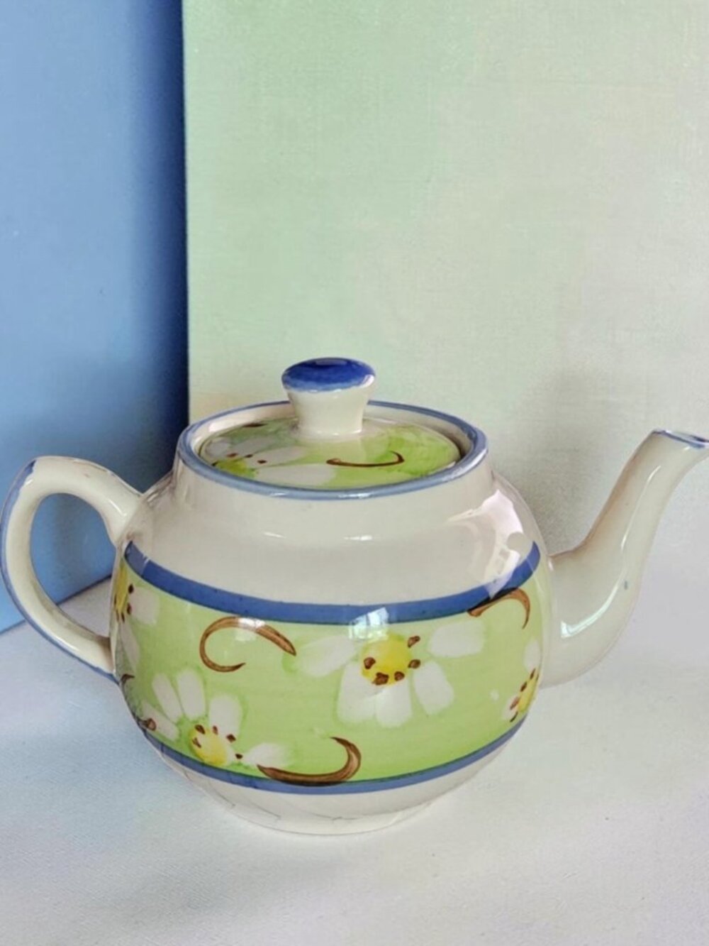 VINTAGE HOUSEWARES INTL Small Porcelain Teapot